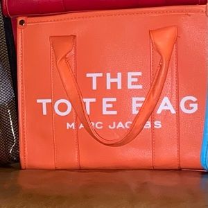 I’m selling a tote bag never been used still new